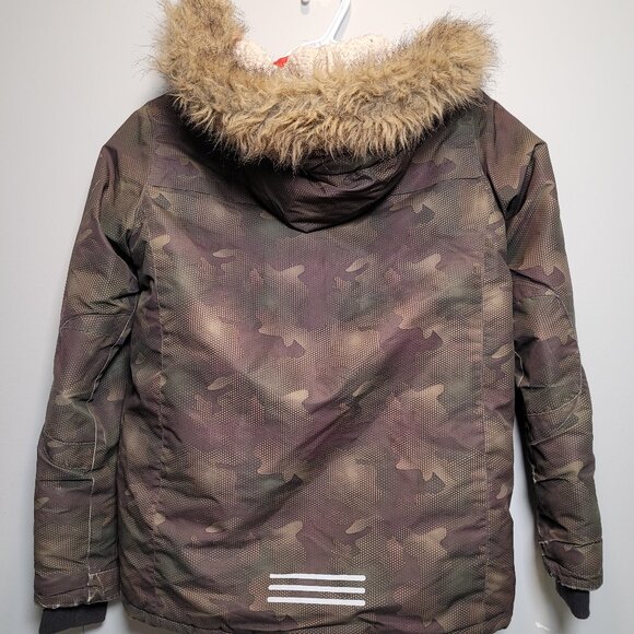 Boys’ Camo Winter Parka – Size 11-12 with Sherpa Lining & Faux Fur on Hood - Picture 5 of 7
